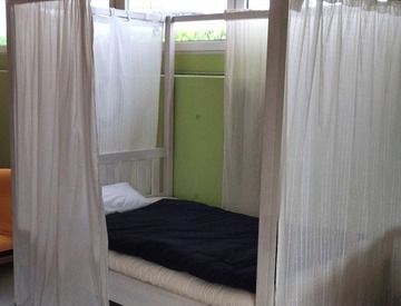 Bed Karoline - 140 x 200cm - white, incl. curtains (A371)